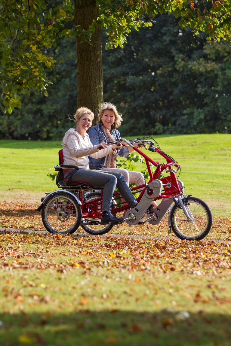 Auf dem Spezialdreirad für Erwachsene können zwei Fahrer nebeneinander sitzen, wodurch die Kommunikation im vergleich zum herkömmlichen Tandem erleichtert wird, das dritte Rad verhindert ein Umkippen des Dreirads für Erwachsene.