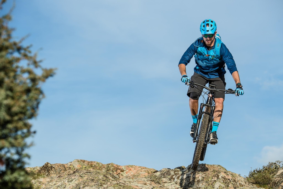 e-Mountainbikes sind die richtigen Pedelecs für alle, die im Gelände nicht nur bergab Spass haben wollen, sondern auch bergauf.