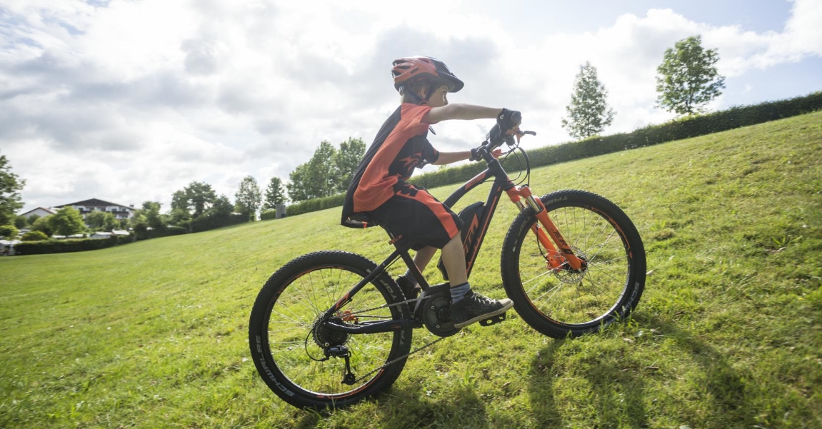 Immer mehr Pedelec-Hersteller bieten auch Kinder e-Bikes an, wie hier das Macina Mini Me von KTM.