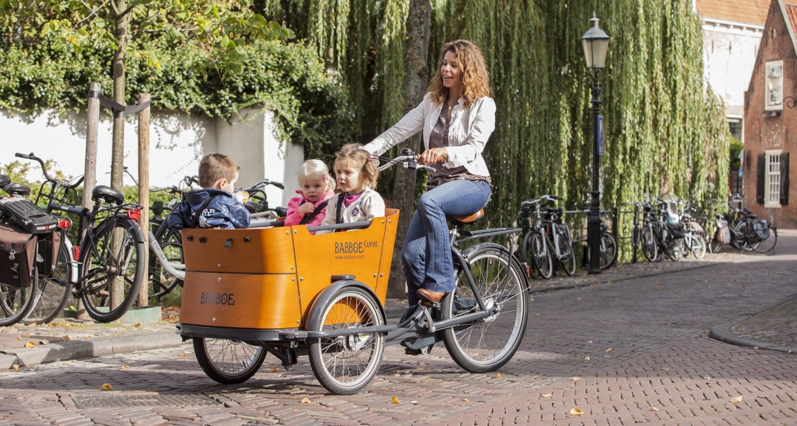 Lasten e-Bikes haben alle Vorteile anderer Elektrofahrräder und bieten darüberhinaus viel Platz, damit alle wichtigen Dinge transportiert werden können.