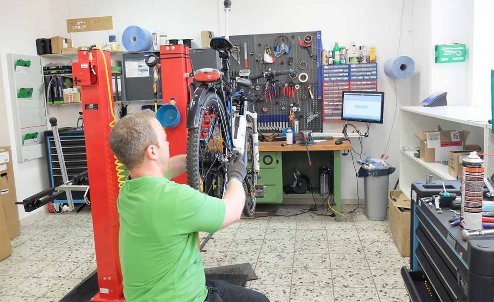 Beim Fachhändler das e-Bike Bremsen und Kette inspizieren lassen