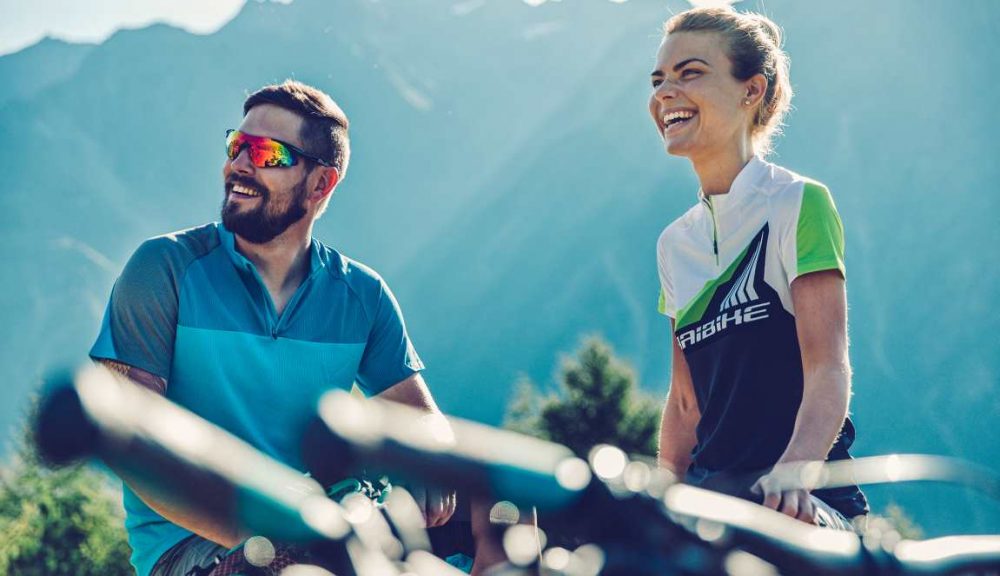 sitzendDieses Paar hat seine e-Bikes mit auf eine Tour in die Berge genommen